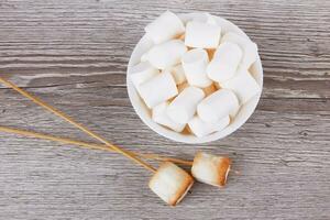 tigela com marshmallows foto