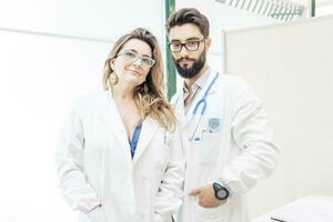 casal do médicos dentro hospital foto