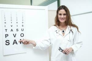 óptica especialista é verificação a visão uma paciente em a optométrico gráfico foto