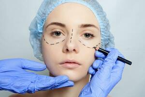 lindo jovem mulher perfuração linhas plástico cirurgia Operação foto
