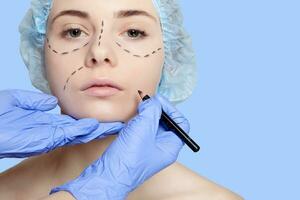 lindo jovem mulher perfuração linhas plástico cirurgia Operação foto