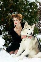 jovem mulher com Lobo cachorro dentro neve foto