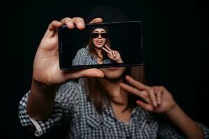 hipster menina levando cenário Smartphone auto-retrato, tela Visão foto