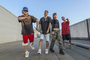 grupo do rappers posando em a metal telhados foto