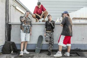 grupo do rappers posando contra a parede em a metal telhados foto