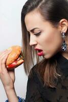 menina comendo uma grande Hamburger, estúdio foto