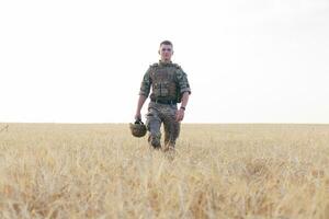 soldado homem em pé contra uma campo foto