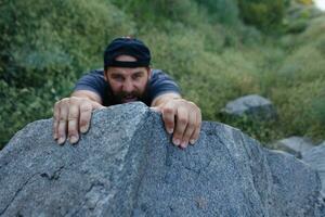 montanha alpinista homem alcançando a topo fazendo dele melhor. fechar-se em mão. foto