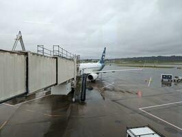 Portland, EUA - 12.10.2023 interior Portland aeroporto. Visão a partir de a janela do aviões e passageiros embarque. foto