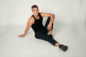 expressivo jovem à moda homem dentro Preto camiseta foto