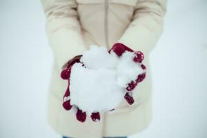 menina joga bola de neve foto