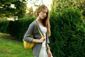 moda bonita jovem mulher vestindo amarelo mochila foto