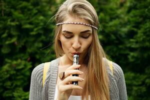 feliz Cigarro eletrônico jovem branco Loiras menina foto