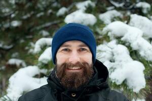 barbudo homem dentro inverno chapéu sorridente retrato extremo foto