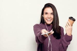 jovem lindo mulher com inteligente telefone foto