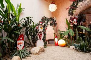 cafeteria decorado para Natal. inverno feriados atmosfera dentro verão. incomum época de Natal. foto