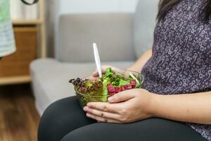 ásia excesso de peso mulher dieta peso perda comendo fresco fresco caseiro salada saudável comendo conceito obeso mulher com peso dieta estilo de vida. foto