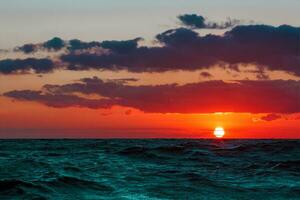 quente e romântico pôr do sol sobre a báltico mar. calma panorama foto