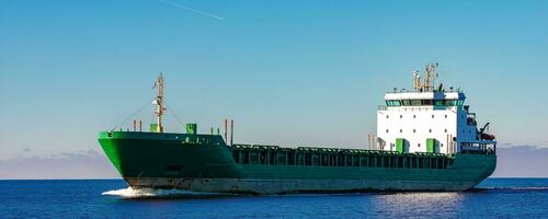 verde carga navio comovente dentro ainda água do báltico mar foto