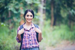 mulheres jovens em tempo de relaxamento em viagens de conceito de férias na floresta foto