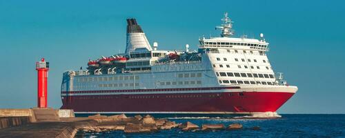 vermelho cruzeiro forro. ampla passageiro balsa em andamento foto