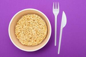 aberto pacote com cru instante Macarrão em tolet fundo. cru massa. seco ásia velozes Comida. rápido almoço foto