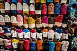 colorida sapatos estão exibido dentro uma fazer compras foto