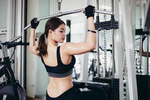 linda musculoso apto mulher exercitando construção de músculos e fitness mulher fazendo exercícios no ginásio. fitness - conceito de estilo de vida saudável