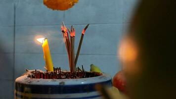 incenso velas fumaça fruta água vidro Ásia cultura tradicional celebração chinês Novo ano 2024 10 dez º fevereiro festival budismo respeito China Tailândia Bangkok religião têmpora Deus crença esperança foto