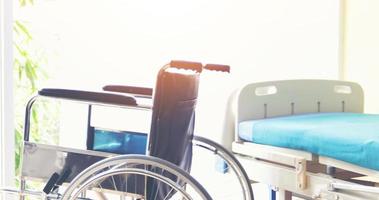 cadeiras de rodas à espera de serviços de pacientes no hospital foto