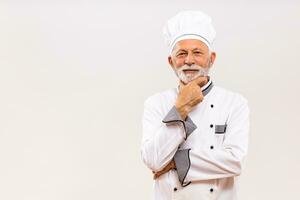 retrato do Senior chefe de cozinha pensando em cinzento fundo. foto