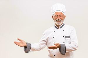 retrato do Senior chefe de cozinha mostrando bem-vinda gesto. foto