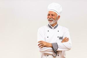 retrato do Senior chefe de cozinha pensando em cinzento fundo. foto