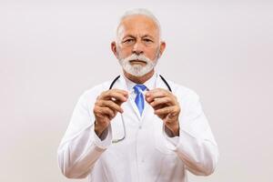 Senior médico mostrando quebrado cigarro.parar fumar conceito. foto
