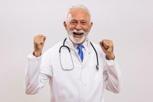 retrato do animado Senior médico em cinzento fundo. foto
