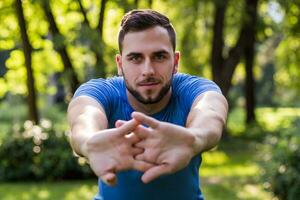 bonito homem exercício dentro a parque. foto