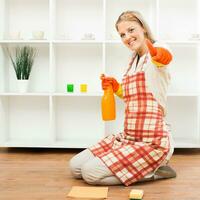 alegre dona de casa limpeza e mostrando polegar acima foto
