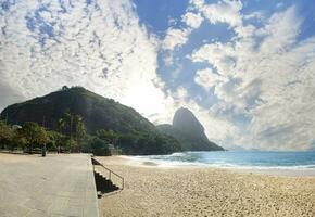 panorâmico Visão do vermelha de praia dentro rio de janeiro Brasil foto