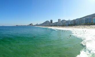 panorâmico Visão do Copacabana e leme de praia dentro rio de janeiro Brasil foto
