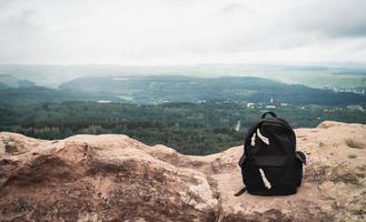 paisagem de rochas do pico da montanha. panorama da montanha. bolsa de turista preta foto