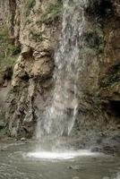 bela cachoeira da montanha em dia chuvoso foto