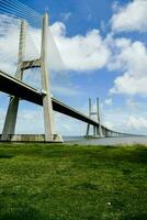 a ponte vãos sobre a água e é muito grandes foto