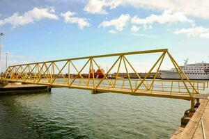 uma amarelo ponte sobre uma corpo do água foto