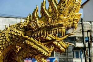 dourado Dragão estátua dentro a cidade do Chiang maio, Tailândia foto