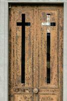 uma oxidado porta com dois cruzes em isto foto