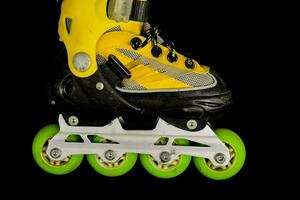 uma par do rolo patins com amarelo rodas foto