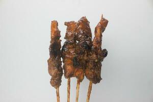 tradicional frango satay grelhado dentro a lenha carvão foto