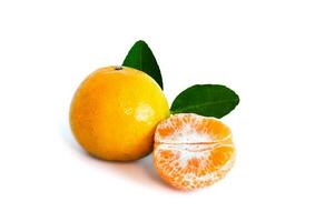 fresco orgânico tangerina Shogun laranja fruta com verde folhas, laranja carne visível. isolado em branco fundo. foto