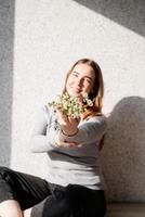 retrato de uma bela jovem com um padrão de sombra no rosto e corpo em forma de flores foto