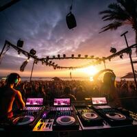 ai gerado uma dj cabine em a de praia com uma multidão do pessoas dançando e tendo Diversão dentro a fundo foto